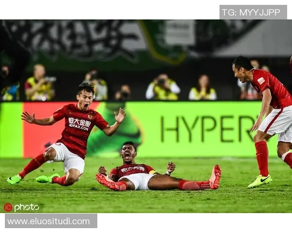 克鲁赛罗与河床激战正酣球迷期待精彩对决与历史交锋